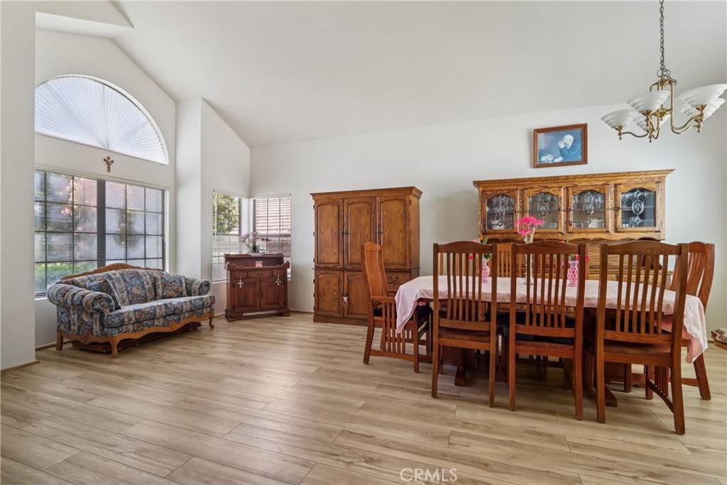 Saugus, CA 91350,22024 Jeffers LN