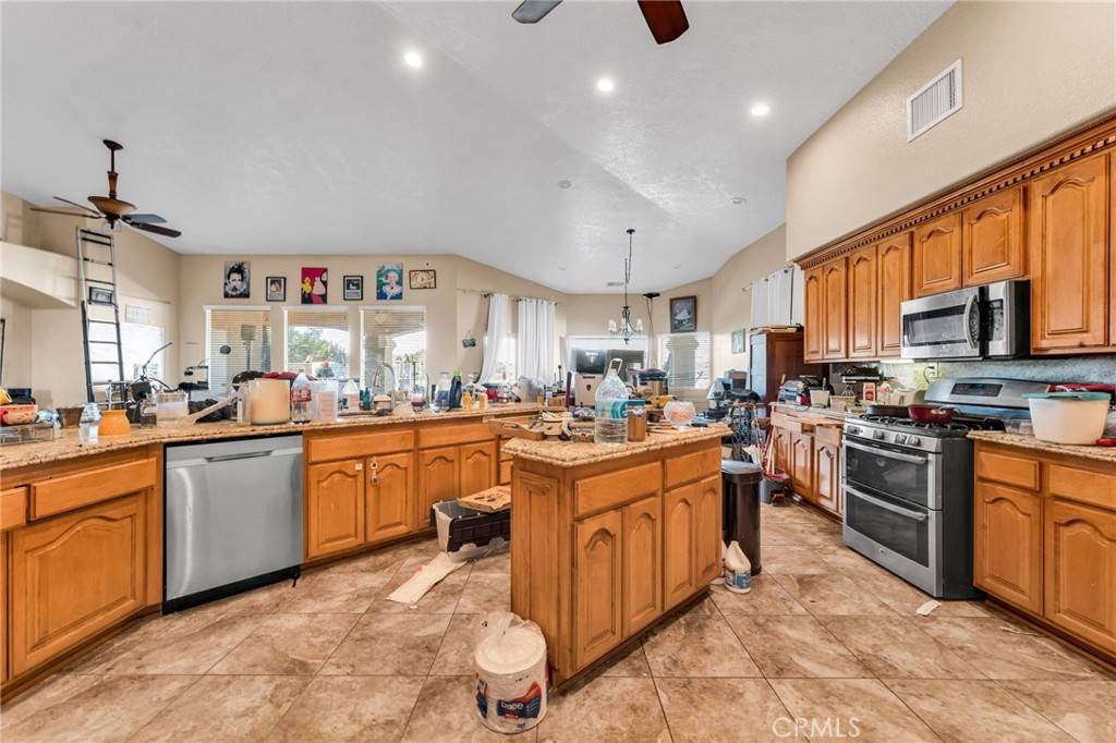 Hesperia, CA 92345,17412 Danbury AVE