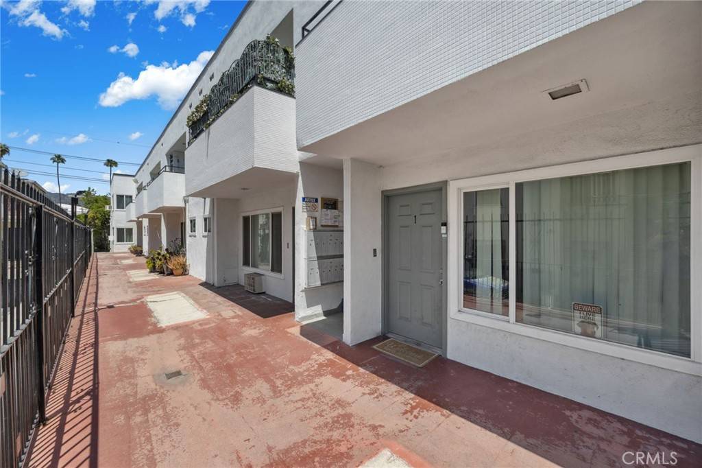 Los Angeles, CA 90028,5947 Carlton WAY