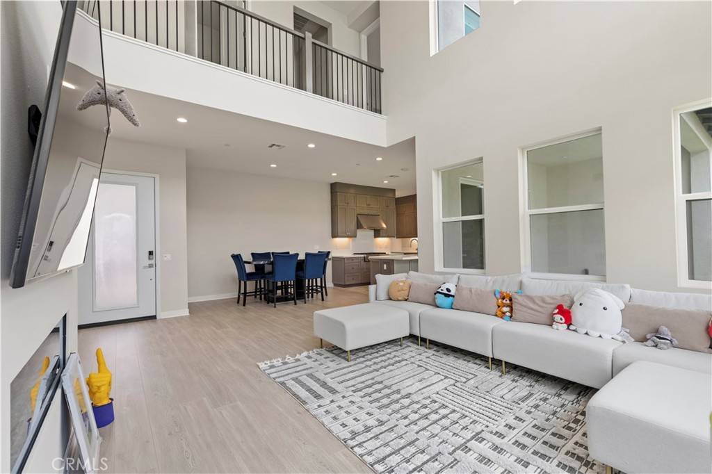 Lake Forest, CA 92630,120 Holliston