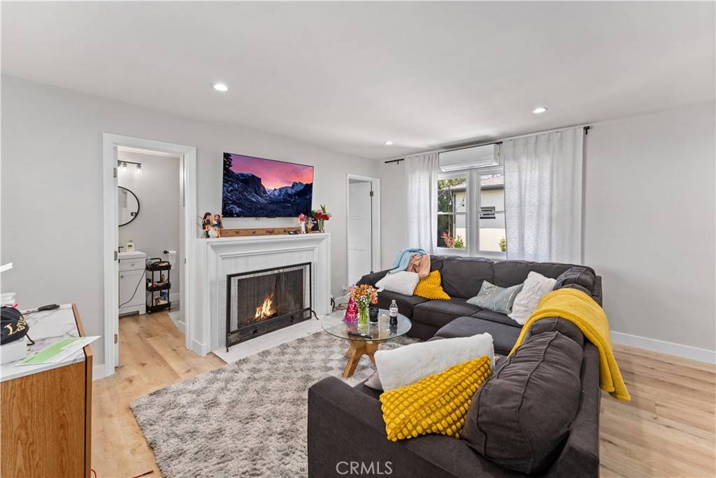 Orange, CA 92868,923 W Maple AVE