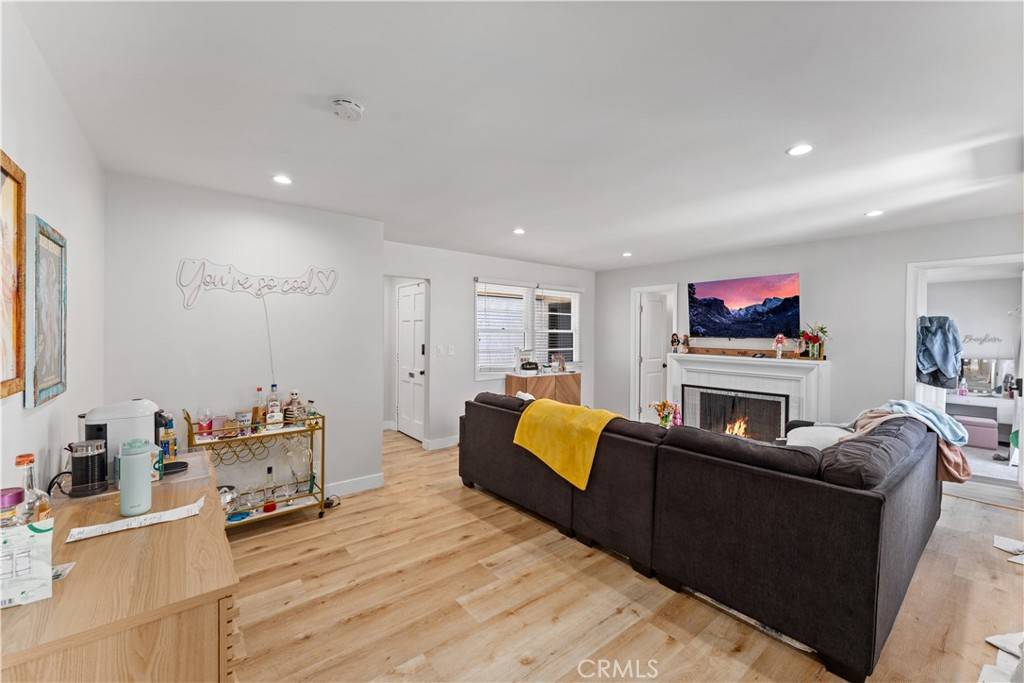 Orange, CA 92868,923 W Maple AVE