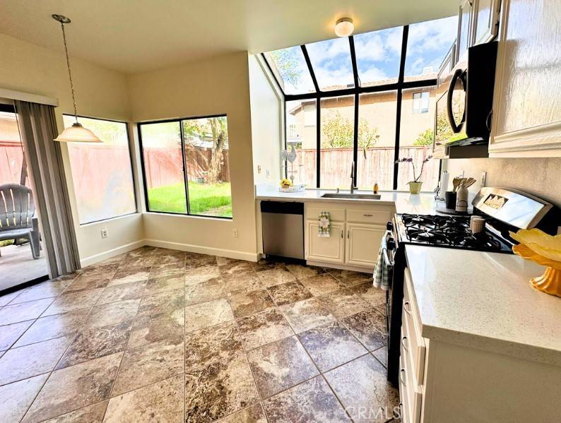 Corona, CA 92879,571 Essex ST