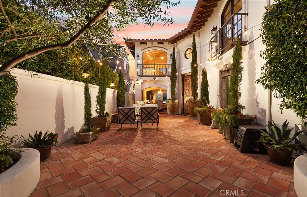 Corona Del Mar, CA 92625,2301 Pacific DR