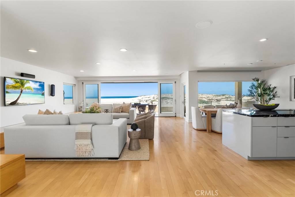 Newport Beach, CA 92661,1554 E Oceanfront