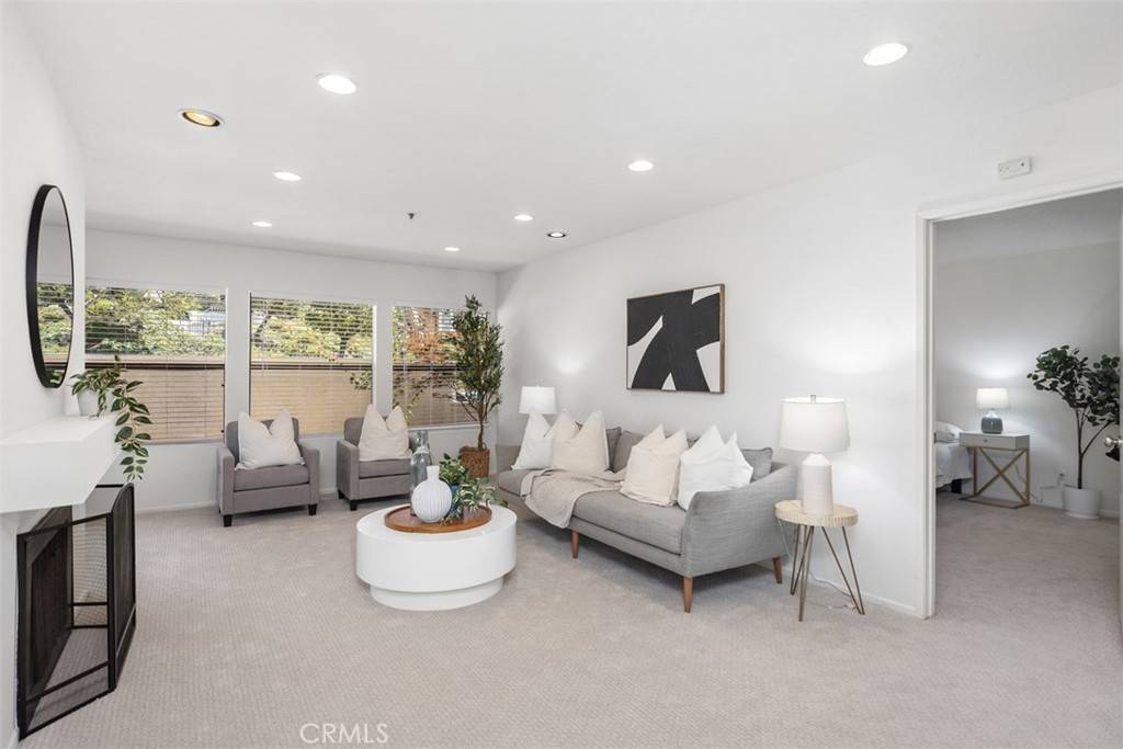 Newport Beach, CA 92663,950 Cagney LN #107