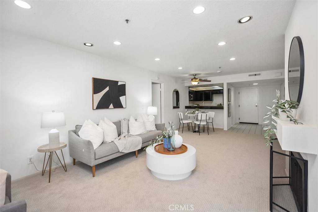Newport Beach, CA 92663,950 Cagney LN #107