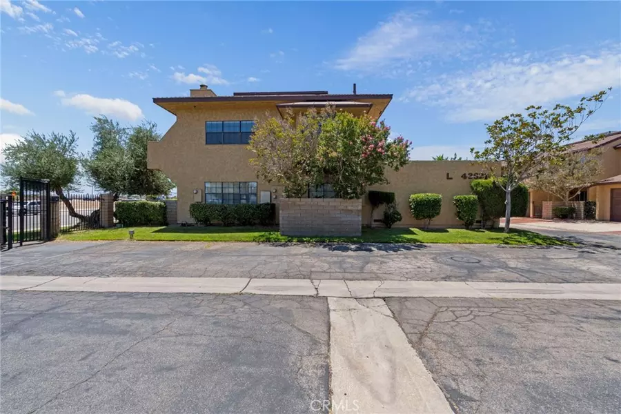 42821 15th ST W #4, Lancaster, CA 93534