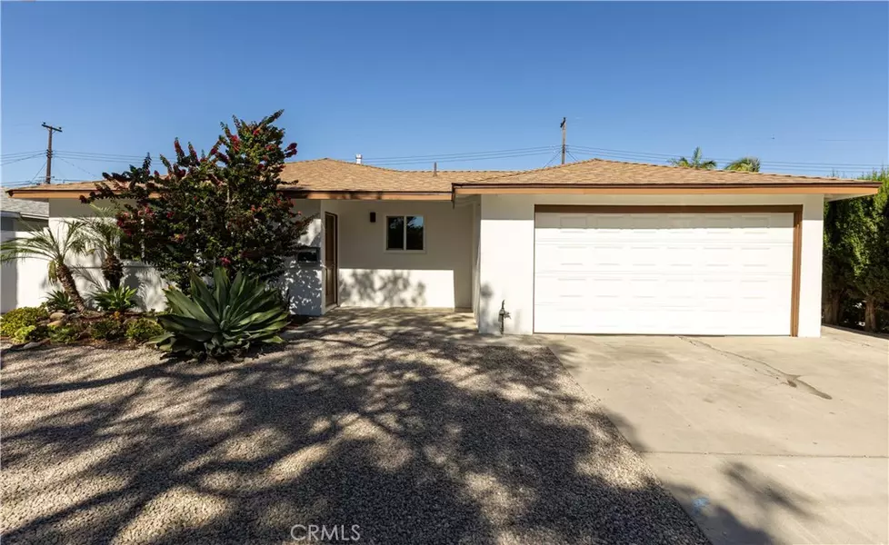 2225 S Manitoba DR, Santa Ana, CA 92704