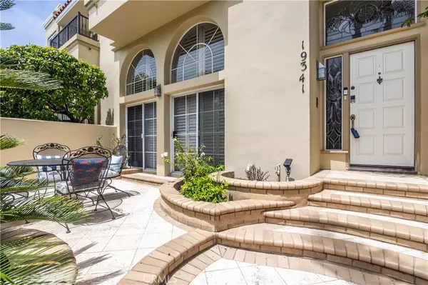 19341 Sawgrass LN, Huntington Beach, CA 92648