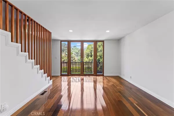 Los Angeles, CA 90068,2820 Oak Point DR
