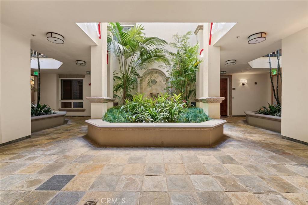 Beverly Hills, CA 90210,411 N Oakhurst DR #201