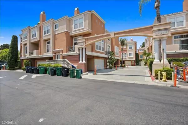 Irvine, CA 92606,4 Cuzzano Aisle