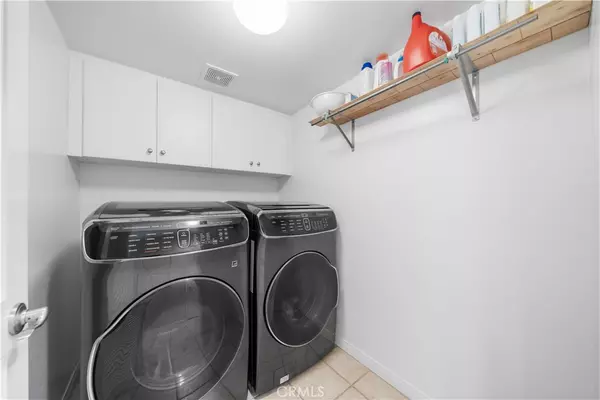 Irvine, CA 92606,414 Silk Tree