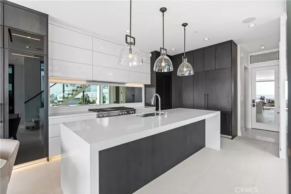 Newport Beach, CA 92663,2000 W Oceanfront