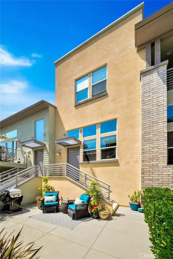 Hawthorne, CA 90250,5325 Pacific Terrace #102