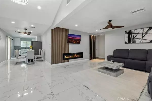 Anaheim, CA 92802,223 W Simmons AVE