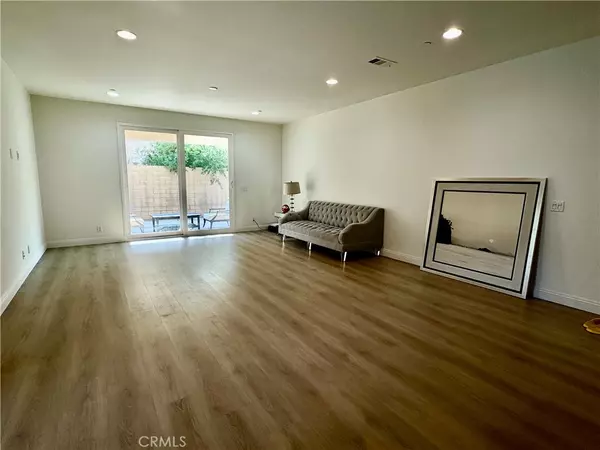 Irvine, CA 92618,217 Wicker