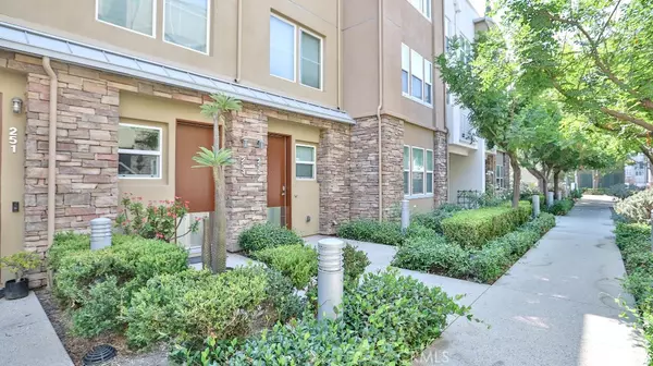 253 E Jeanette Ln, Santa Ana, CA 92705