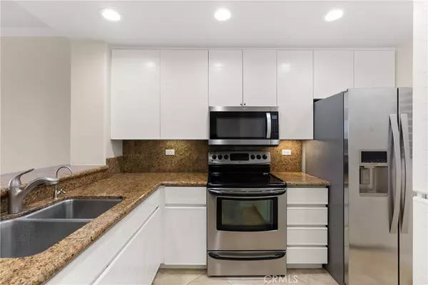 Irvine, CA 92612,2243 Martin #207