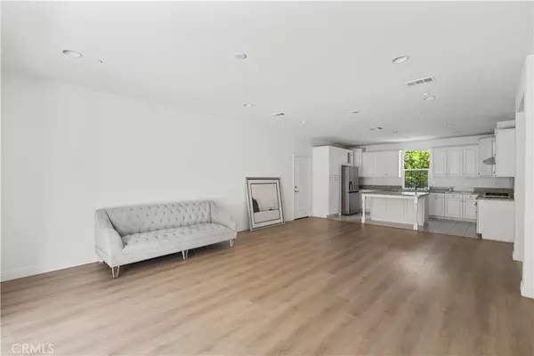 Irvine, CA 92618,217 Wicker