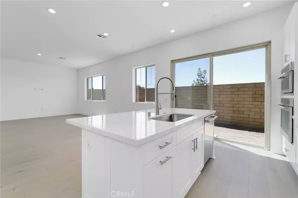 Irvine, CA 92618,208 Lily Loop