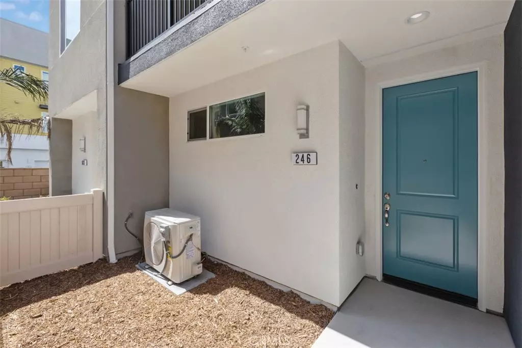 Anaheim, CA 92802,246 S Cascade Palm DR