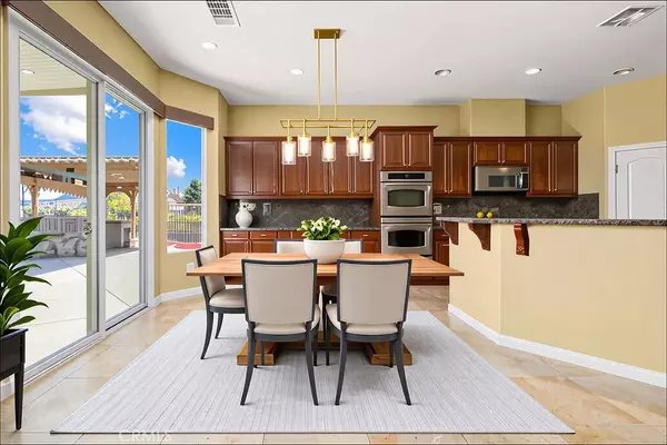 Lake Elsinore, CA 92532,2 Palmieki