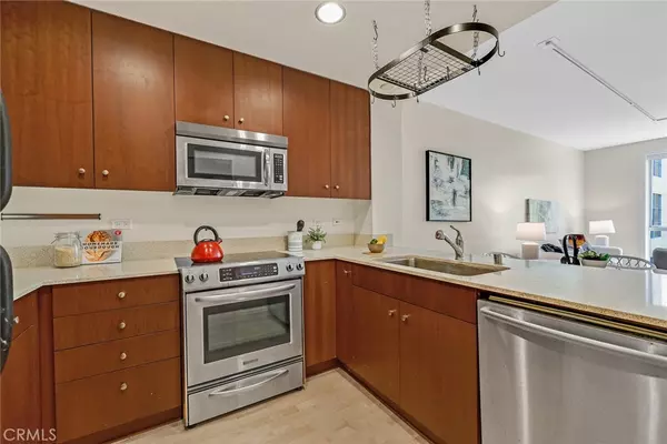 Oakland, CA 94607,585 9th ST #556