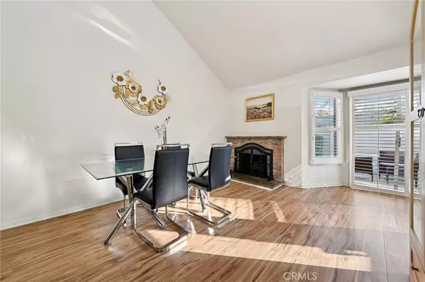 Irvine, CA 92614,17 Weepingwood