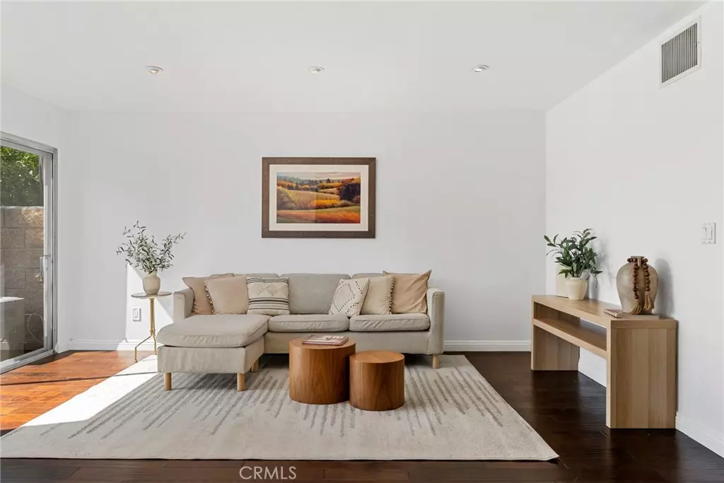 Santa Ana, CA 92703,5112 W 1st #C