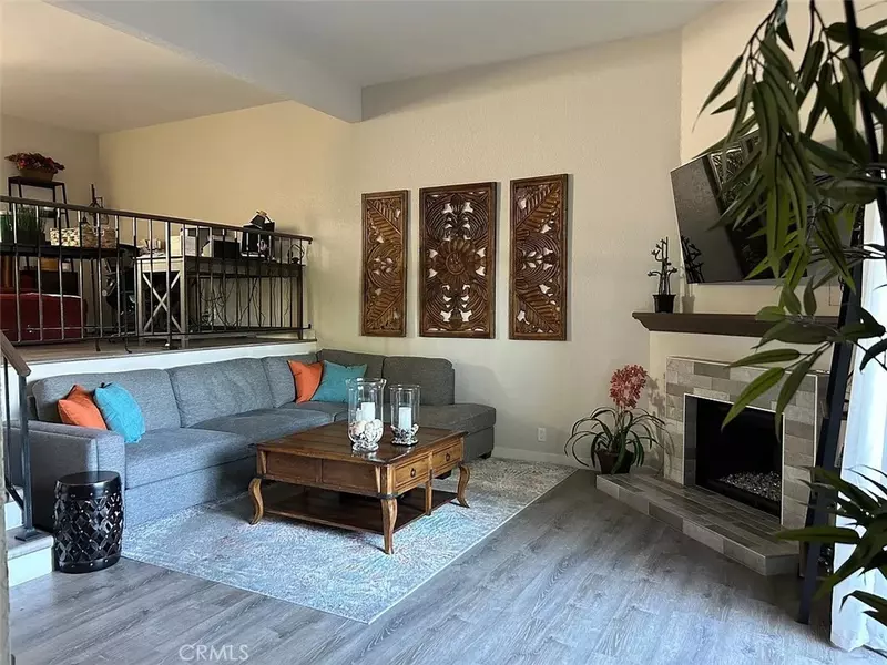 590 Wendy Ln, Costa Mesa, CA 92627