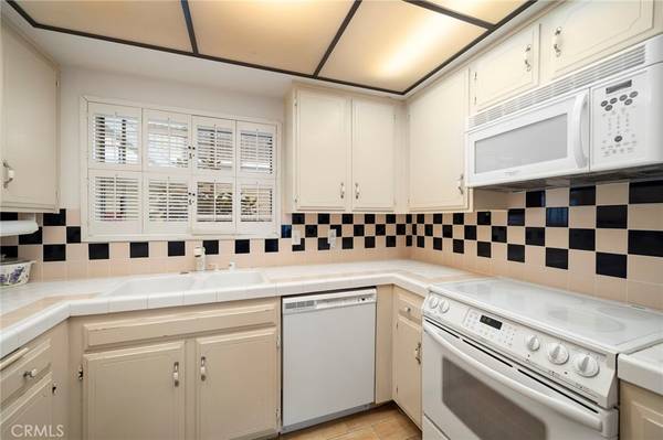 Laguna Woods, CA 92637,3241 San Amadeo #1E