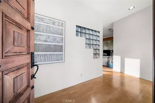 Huntington Beach, CA 92649,5862 Raphael