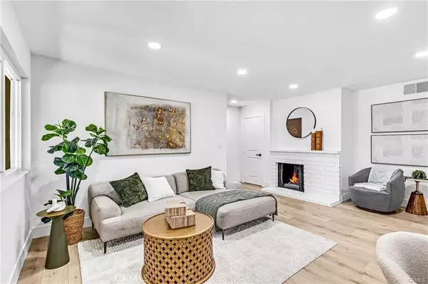 Tustin, CA 92780,17562 Vandenberg #12