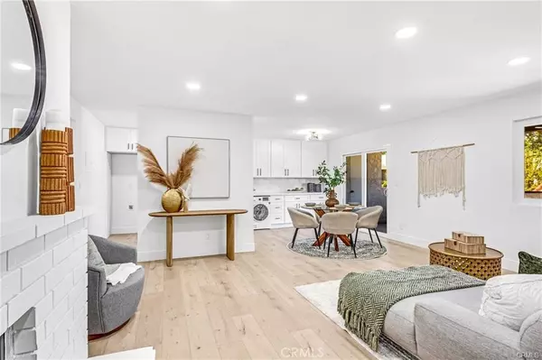 Tustin, CA 92780,17562 Vandenberg #12