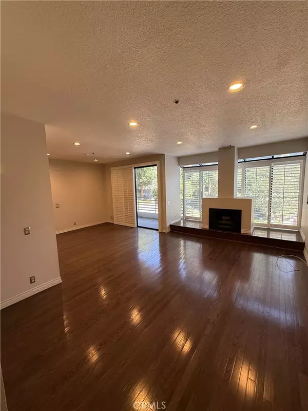 Newport Beach, CA 92663,270 Cagney Lane #202