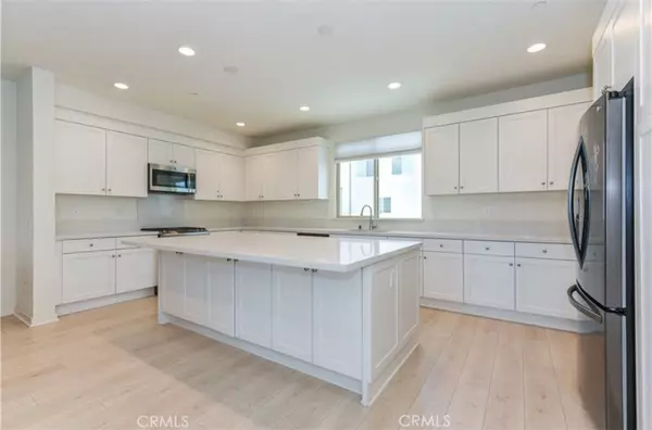 Irvine, CA 92618,175 Frame