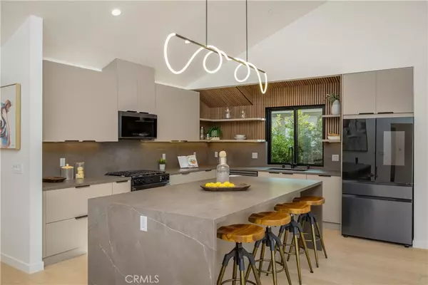 Los Angeles, CA 90019,1160 Lucerne BLVD