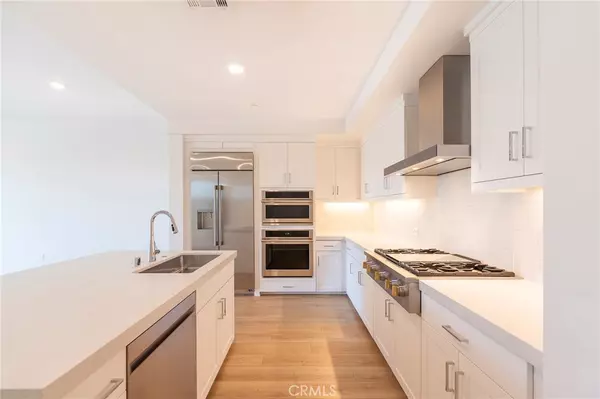 Irvine, CA 92612,3211 Rivington