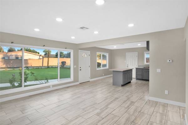 Santa Ana, CA 92703,5522 Silver