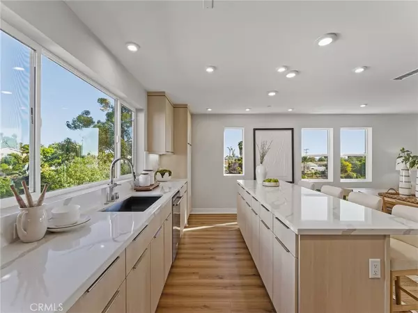 San Diego, CA 92117,4751 Misty PL