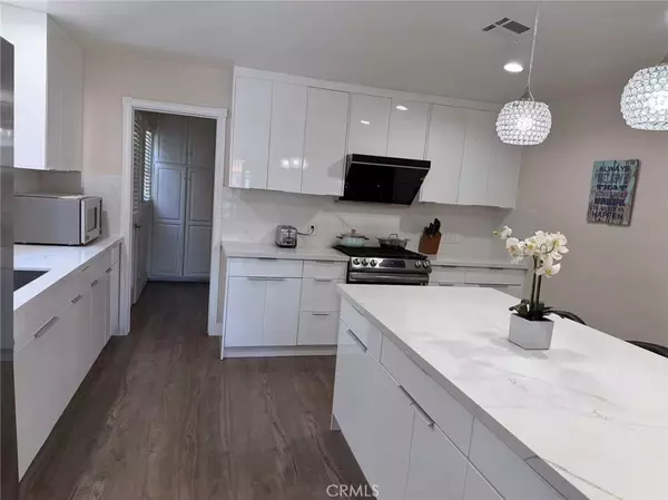 Beverly Hills, CA 90211,113 N Doheny