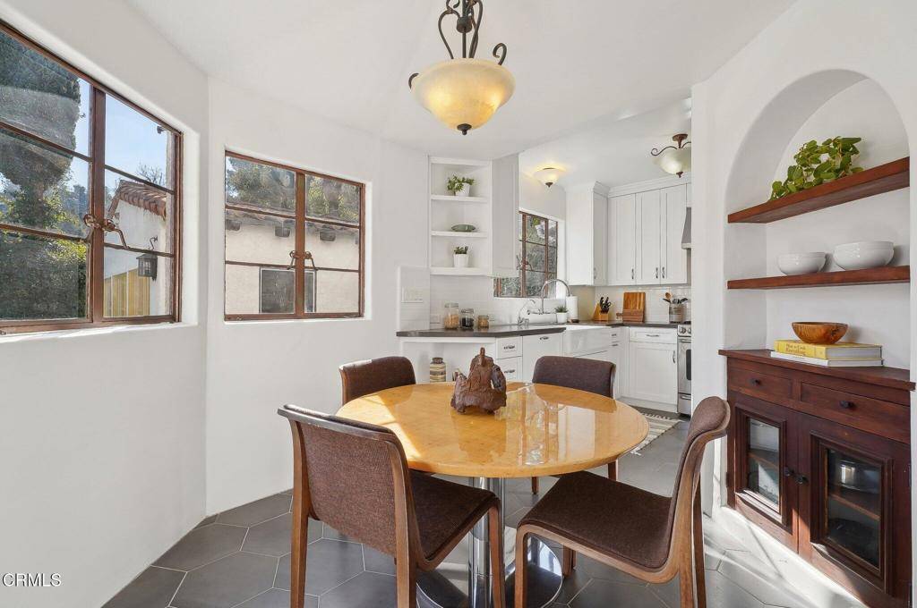 Los Angeles, CA 90068,3216 Oakshire DR