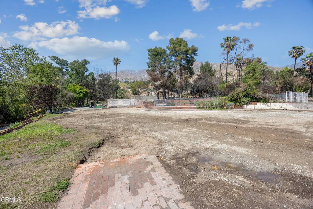Altadena, CA 91001,1437 Crest DR