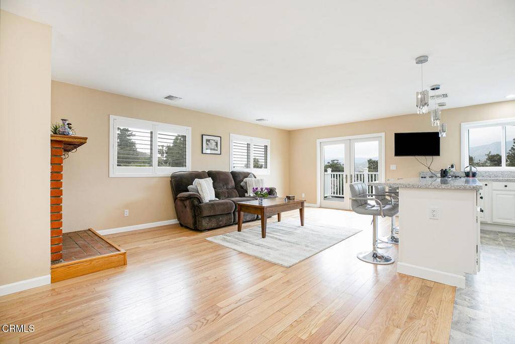 Sunland, CA 91040,10272 Willow Springs LN