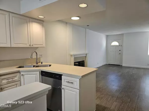 La Crescenta, CA 91214,3075 Foothill BLVD #128