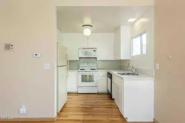 Los Angeles, CA 90068,6827 Pacific View DR