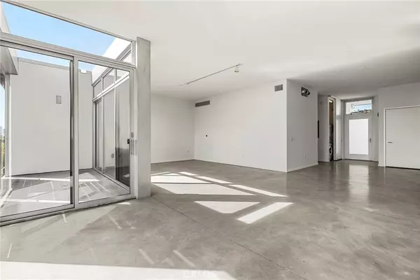 West Hollywood, CA 90069,901 Hancock AVE #305