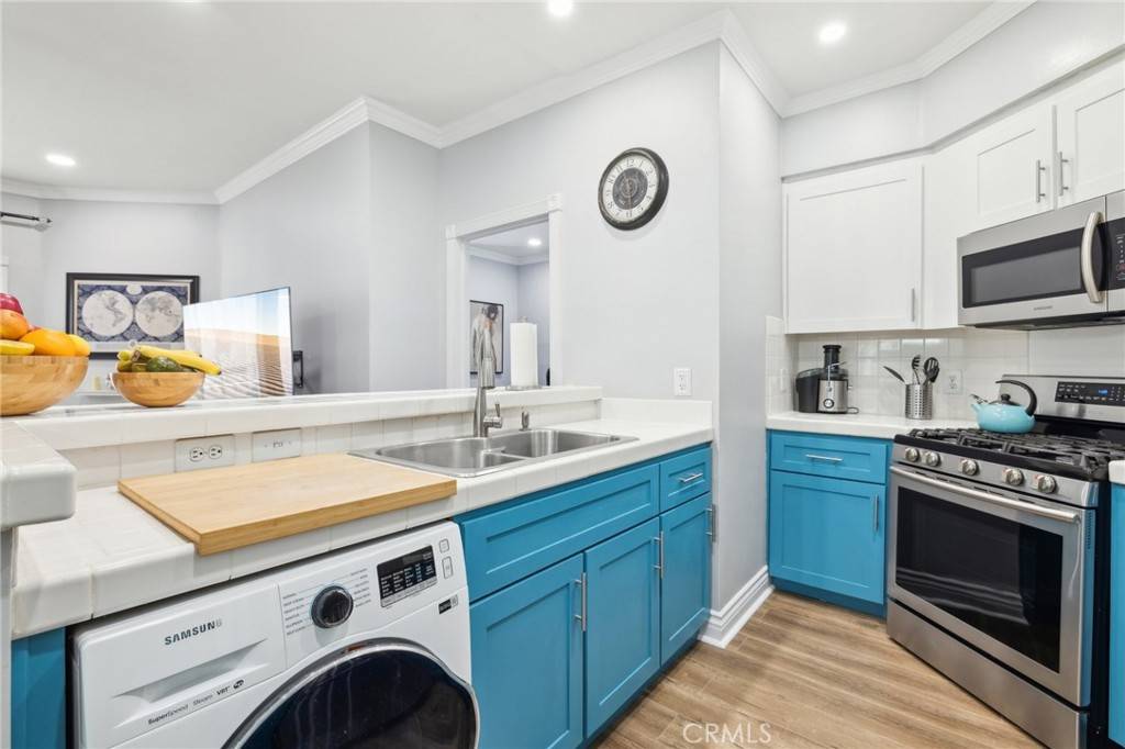 Van Nuys, CA 91411,14914 Hamlin ST #104